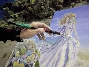 Clip: Nghệ sĩ tài năng vừa lặn vừa vẽ nên những bức tranh tuyệt đẹp