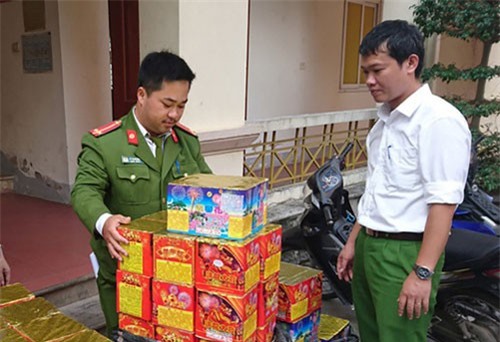 Nghệ An: Dùng xe container giấu 5 tạ pháo trong rau củ quả