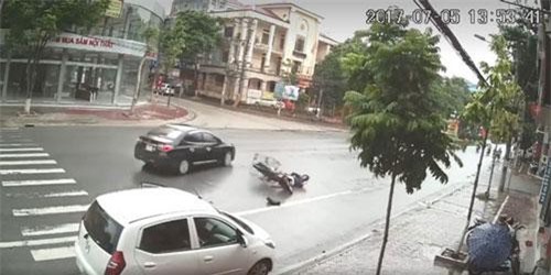 Clip: Xe máy gặp tại nạn vì tài xế ôtô mở cửa không quan sát 