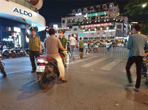 "Sợ bão" AFF Cup 2018, Hà Nội cấm ô tô, xe máy đi vào khu vực Hồ Gươm