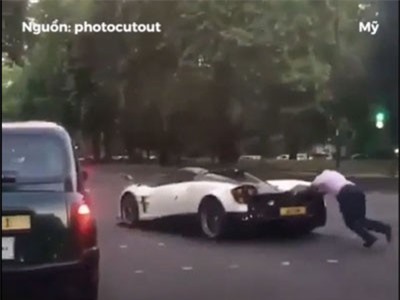 Clip: Siêu xe hết xăng, tài xế phải xuống đẩy bộ