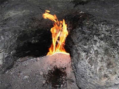 Giải mã hố sâu 'quỷ Satan' bí ẩn ở Mỹ bốc cháy cao 3,6m