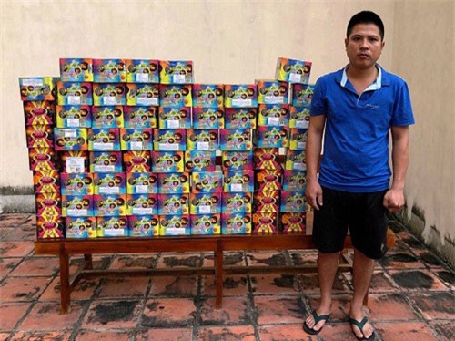 Hà Tĩnh: Lái xe Mercedes đi buôn cả tạ pháo