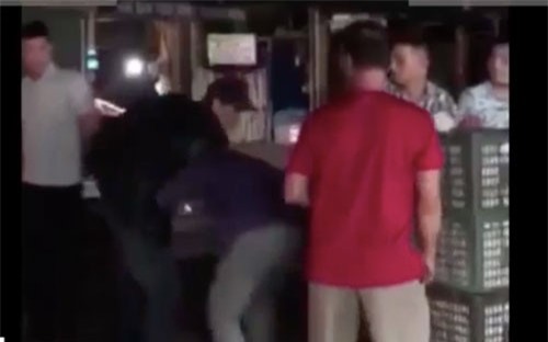 Vụ “bảo kê” chợ Long Biên: Khởi tố, bắt tạm giam 3 nhân viên tổ bốc xếp