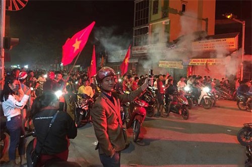 Clip: Người dân quê nhà Công Phượng ‘đi bão’ mừng Việt Nam chiến thắng