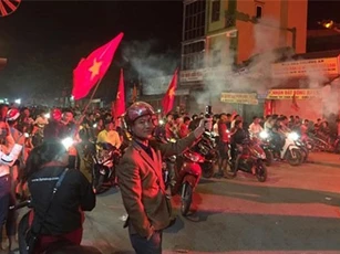 Clip: Người dân quê nhà Công Phượng ‘đi bão’ mừng Việt Nam chiến thắng