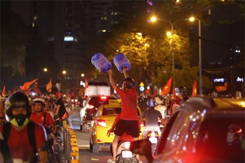 Clip: Sắc đỏ bao phủ đường phố sau trận Việt Nam thắng Philippines