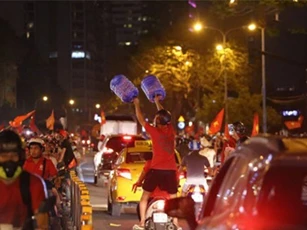 Clip: Sắc đỏ bao phủ đường phố sau trận Việt Nam thắng Philippines