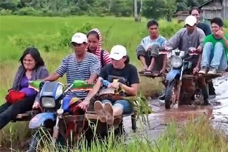 Clip: Đoàn người 'chồng chất' trên một chiếc xe máy ở Philippines