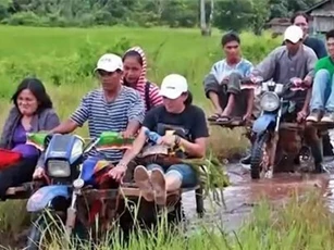 Clip: Đoàn người 'chồng chất' trên một chiếc xe máy ở Philippines