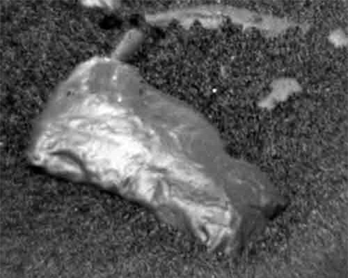 Phát hiện vật thể lạ sáng bóng rơi xuống sao Hỏa