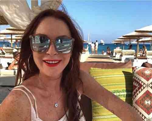 'Cô nàng lắm chiêu' Lindsay Lohan tái xuất gợi tình