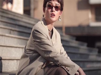 Huyền My bất ngờ để tóc tém trong bộ ảnh street style