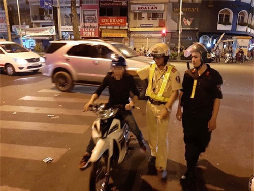 Xử phạt 78 người cổ vũ bóng đá “quá lố”