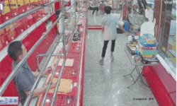 Clip: Trộm nhận 'quả đắng' khi gặp chủ cửa hàng... 'cao tay'