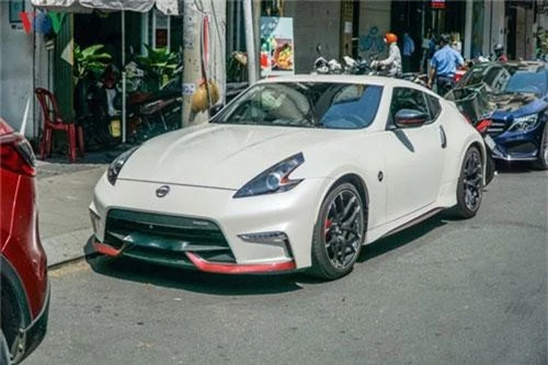 Hình ảnh Nissan 370Z Nismo độc nhất tại Việt Nam. Nissan 370Z Nismo là chiếc duy nhất tại Việt Nam, xe mang màu ngoại thất trắng sữa với viền màu đỏ thể thao. (CHI TIẾT)