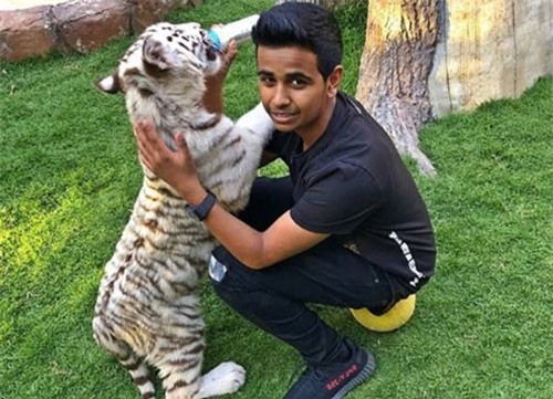 Cuộc sống sang chảnh của thiếu gia Dubai 16 tuổi, sở hữu cả vườn thú ở nhà riêng