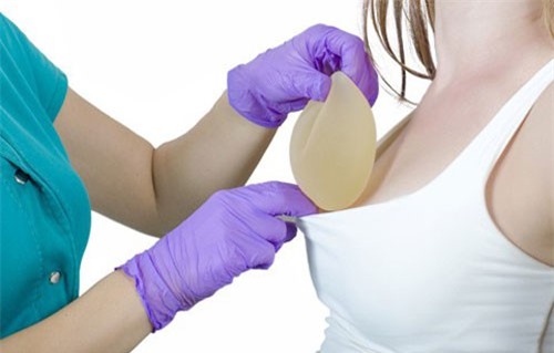 Hàng trăm phụ nữ bị ung thư máu do nâng ngực bằng túi nâng dạng nhám