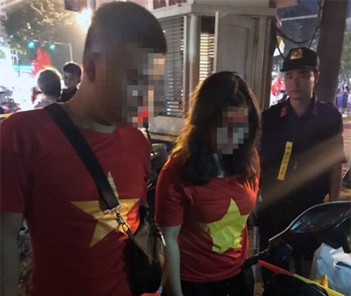 Hà Nội: Đôi nam nữ mang pháo sáng đi cổ vũ bóng đá