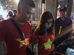 Hà Nội: Đôi nam nữ mang pháo sáng đi cổ vũ bóng đá