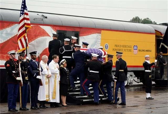  Sau lễ tang tại nhà thờ St. Martin ở Houston, Texas hôm 6/12, linh cữu của cố Tổng thống George H.W. Bush đã được đưa lên đoàn tàu mang số hiệu 4141 tại Spring, Texas để tới nơi an nghỉ cuối cùng. Cố Tổng thống Bush “cha” là tổng thống thứ 41 của Mỹ. 