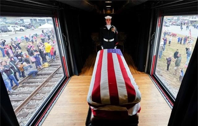  Linh cữu của cố Tổng thống Bush được phủ quốc kỳ Mỹ, đặt trong khoang có cửa kính trong suốt để người dân đứng hai bên đường có thể quan sát hành trình của đoàn tàu cũng như tiễn biệt ông lần cuối. 