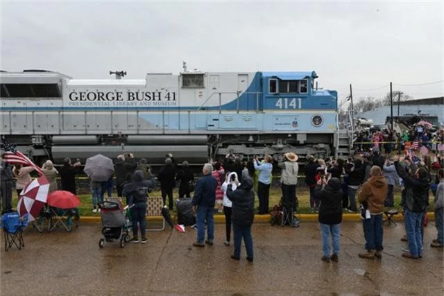  Năm 2005, hãng đầu máy tàu hỏa Union Pacific từng thiết kế một đầu tàu đặc biệt để vinh danh Tổng thống Bush “cha”. Đầu tàu được sơn màu xanh và trắng, tương tự màu của chuyên cơ Không Lực Một phục vụ các tổng thống Mỹ, và có dòng chữ George Bush 41. 