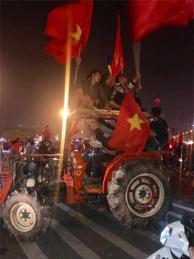 Các CĐV lái 2 chiếc máy cày tới trước cổng SVĐ Mỹ Đình để ăn mừng chiến thắng của đội tuyển Việt Nam.