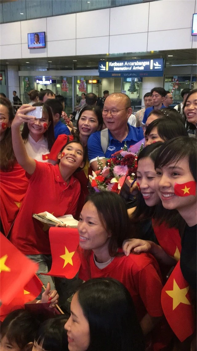  HLV Park Hang Seo chụp ảnh với người hâm mộ Việt Nam ở sân bay Kuala Lumpur 