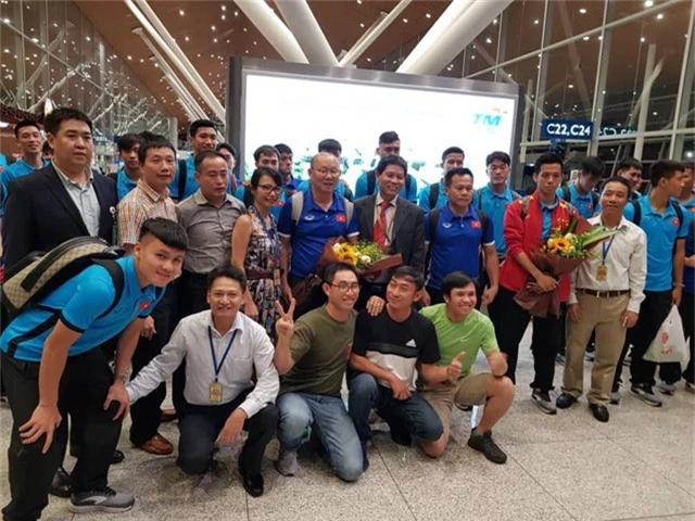  Toàn đội tuyển Việt Nam chụp ảnh lưu niệm với người hâm mộ tại sân bay Kuala Lumpur 