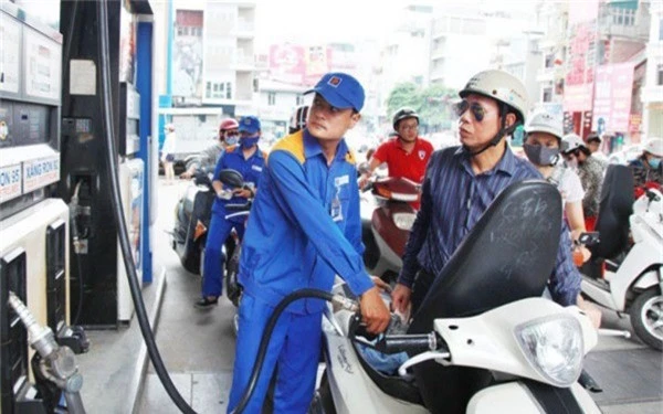Giá xăng dầu liên tục được giảm giá trong 4 lần điều chỉnh vừa qua.