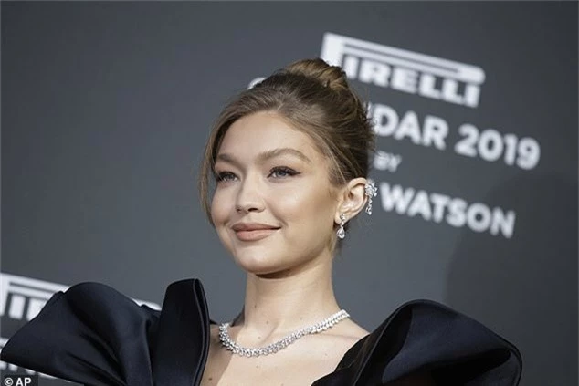 Gigi Hadid chứng minh mặt tròn, má phúng phính vẫn có thể sang chảnh ngút ngàn tại sự kiện - Ảnh 1.