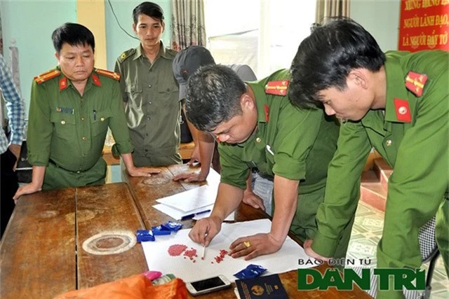 Lực lượng chức năng phân đếm số ma túy mà đối tượng Neeng Po Dang mang vào Việt Nam tiêu thụ