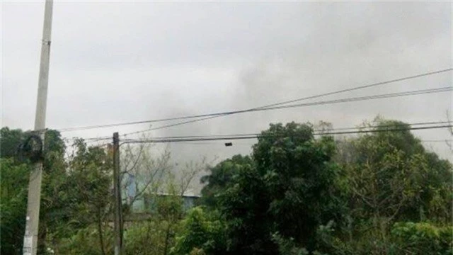 
Người dân sinh sống gần nhà máy nghe thấy nhiều tiếng nổ cùng khói đên bốc lên (ảnh N.Đ)
