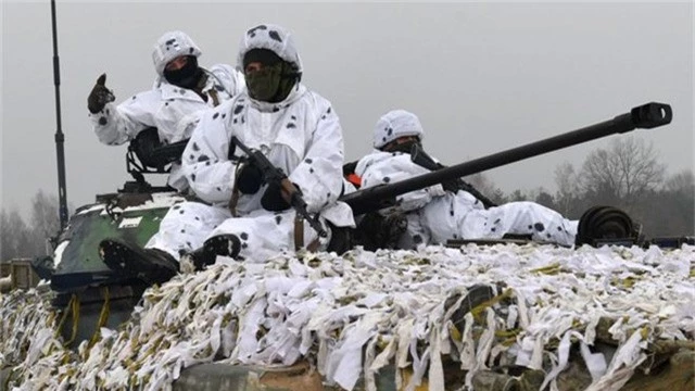  Quân đội Ukraine tập trận gần biên giới Nga hôm 3/12. (Ảnh: AFP) 