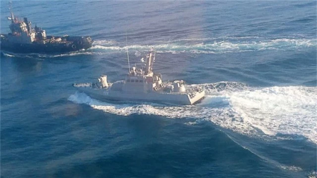  Tàu Nga và Ukraine rượt đuổi ở eo biển Kerch ngày 25/11. (Ảnh: TASS) 