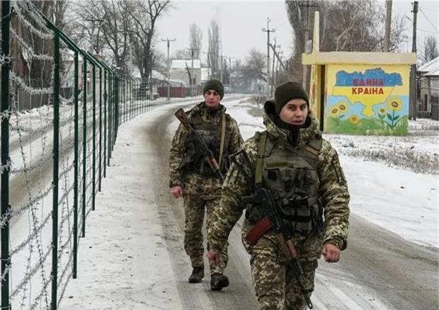  Lính biên phòng Ukraine tuần tra dọc hàng rào dây thép gai ngăn biên giới Nga - Ukraine ở thị trấn Milove, đông Ukraine. (Ảnh: AP) 