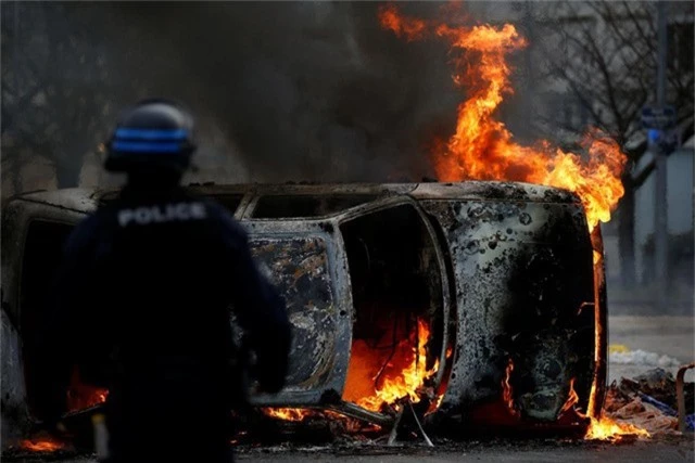  Người biểu tình đốt xe hơi trong cuộc biểu tình Áo gile vàng. (Ảnh: Reuters) 