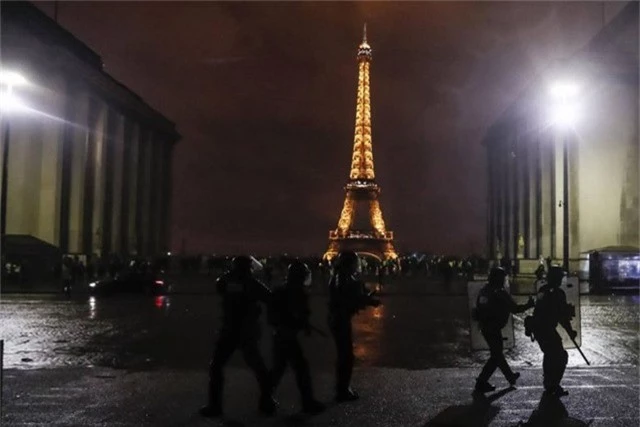 Lực lượng an ninh tuần tra tháp Eiffel (Ảnh: EPA)