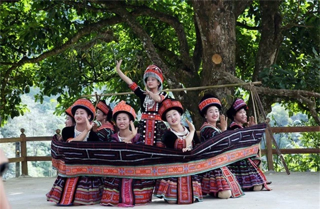 Những thiếu nữ dân tộc Mông ở Sin Suối Hồ trong bài múa truyền thống. Phát triển du lịch nông thôn cần gắn với bản sắc văn hóa, tập quán của người dân