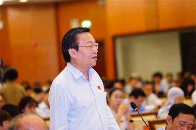 
Ông Lê Hồng Sơn - Giám đốc Sở GD-ĐT TPHCM cho biết TPHCM vẫn còn đang chờ khung chương trình các môn học của Bộ GD-ĐT.
