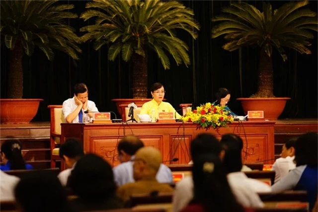 
Bà Nguyễn Thị Quyết Tâm - Chủ tịch HĐND TPHCM đặt vấn đề là thành phố có nên làm bộ sách giáo khoa riêng không?
