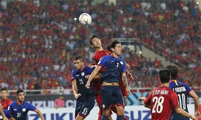 Đoàn Văn Hậu đã làm rất tốt ở các tình huống bóng bổng ngăn chặn cầu thủ Philippines dứt điểm bằng đầu