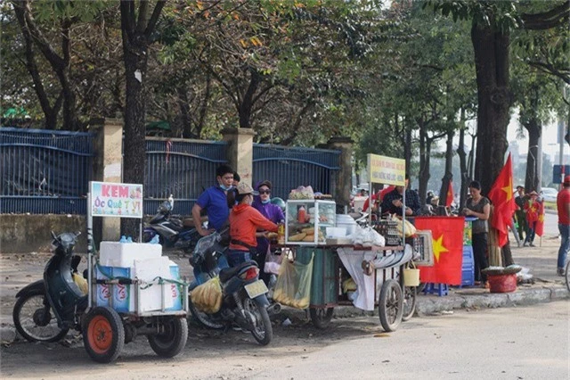 Các dịch vụ kinh doanh mọc lên như nấm, phục vụ cổ động viên AFF Cup