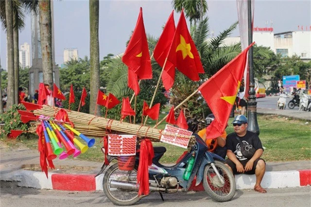 Sản phẩm cổ động bóng đá được bán nhiều nhất khu vực ngoài sân.