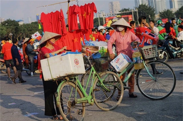  Chỉ với chiếc xa đạp cùng thùng nước nhỏ phía sau như thế này, tiểu thương dễ dàng hốt bạc chỉ trong một buổi chiều. 