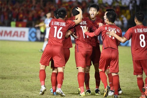 Báo Anh: “Tiền vệ nhỏ bé đưa Việt Nam vào chung kết”