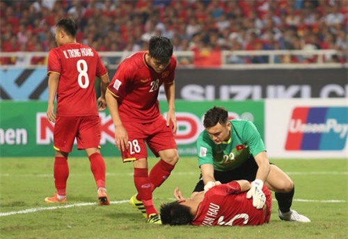 Thủ môn Văn Lâm làm 'bác sĩ', thủ lĩnh tuyển Việt Nam