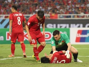 Thủ môn Văn Lâm làm 'bác sĩ', thủ lĩnh tuyển Việt Nam