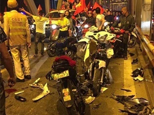 "Bão" sau chiến thắng của tuyển Việt Nam: Ăn mừng không giống ai